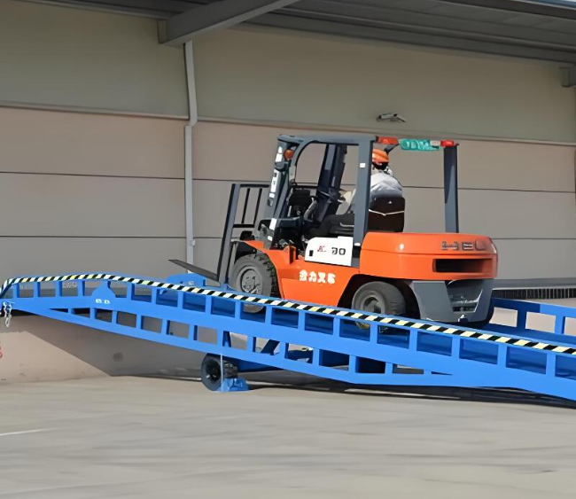义安移动式卸货平台（叉车用）